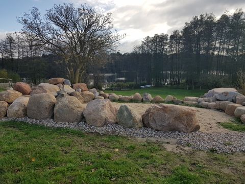 Tonnenschwere Eiszeitbrocken werden im Findlingshof in Ruhlsdorf zu Kunstobjekten