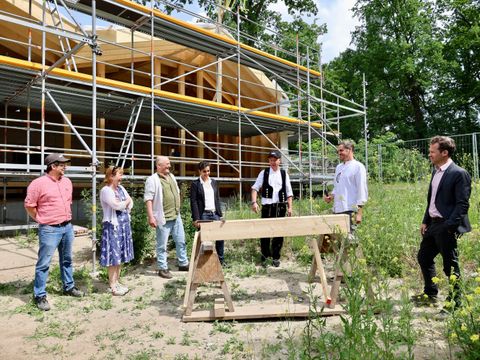 Bildvergrößerung: v.l.n.r.: ENERLYT Nunez v. Voigt, BzStR'in Carolina Böhm, Projektleiter D-Form Robert Bejeuhr, Hochbau Bezirksamt Steglitz-Zehlendorf Dilek Alkan, Michael Tolxdorf Zingelmann Zimerei GmbH, Leitung Jugendamt Oliver Gulitz, Geschäftsführer DForm Kilian Enders