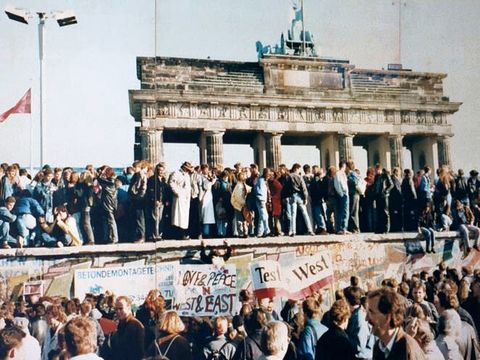 West- und Ostdeutschen feiern den Fall der Berliner Mauer am Brandenburger Tor.