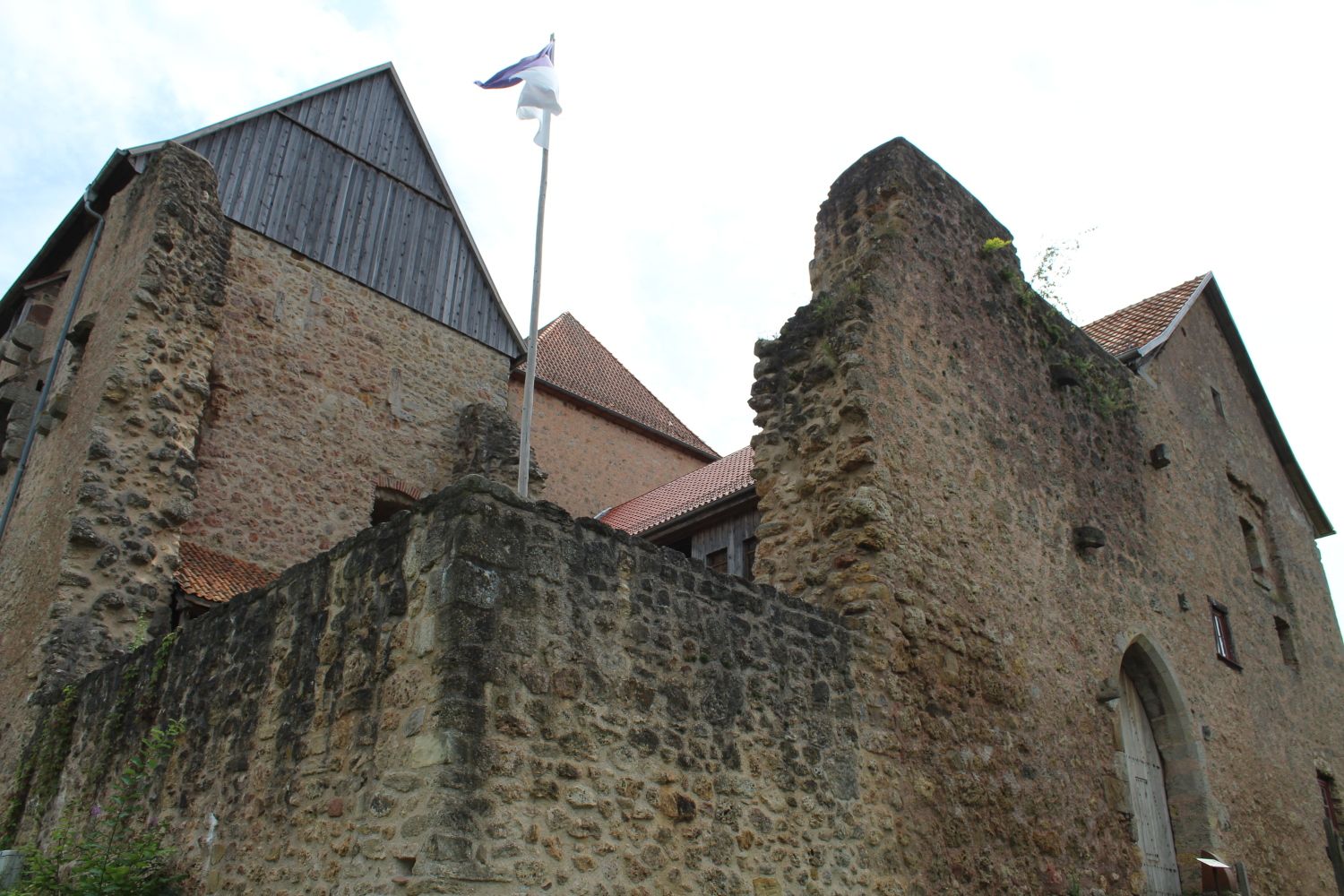 Hoch über Nentershausen gelegen: Die über 700 Jahre alte Burg Tannenberg 