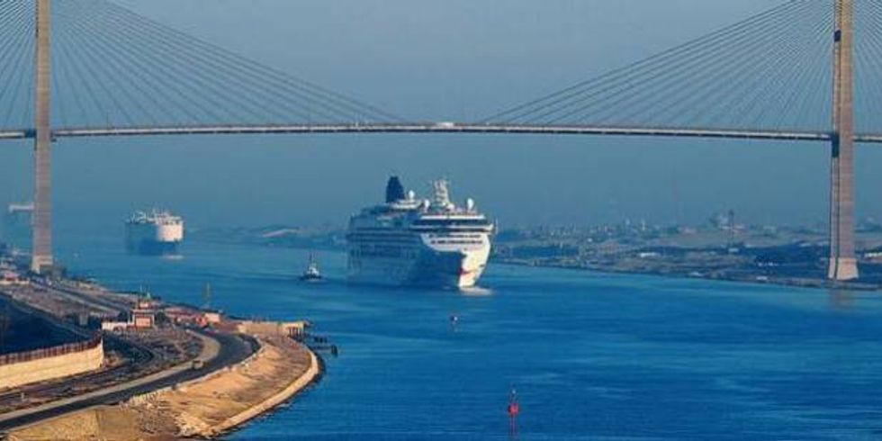 Passage mit Gegenverkehr. Ein Kreuzfahrtschiff fährt nahe al-Quantara, Ägypten, unter der Suezkanalbrücke hindurch. Die Wasserstraße kann seit wenigen Jahren in beiden Richtungen passiert werden.