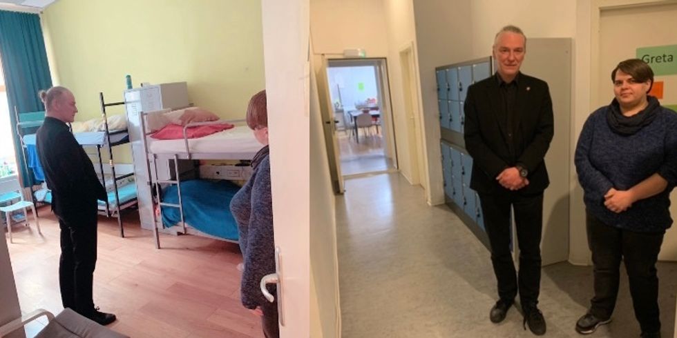 2 Bilder vom Besuch des Sozialstadtrats Oliver Nöll beim Frauenhaus Evas Obdach. Im linken Bild schaut Nöll sich einen Schlafraum an, im zweiten Bild steht er mit einer Mitarbeiterin des Frauenhauses im Gang