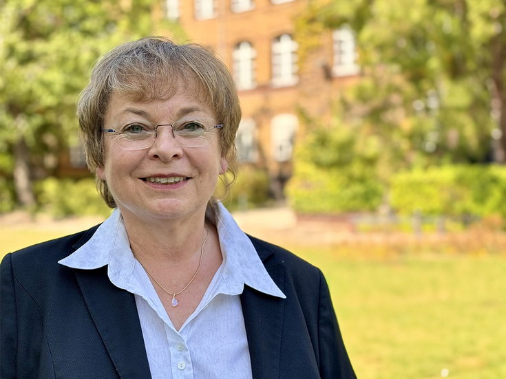 Martina Ruppin vor dem Gebäude der VAk