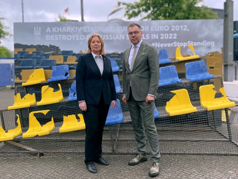 Bundestagspräsidentin Bärbel Bas und Botschafter Oleksii Makeiev vor dem Tribünen-Mahnmal 