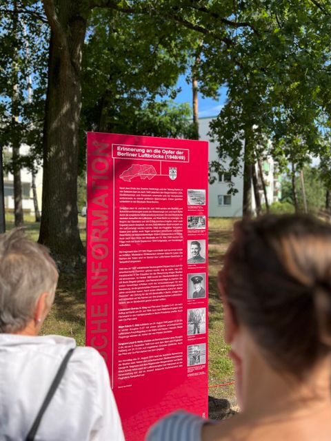Bildvergrößerung: Enthüllung der Informationsstele Erinnerung an die Opfer der Berliner Luftbrücke