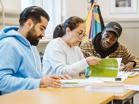 Teilnehmer und Teilnehmerin im Deutsch-Unterricht