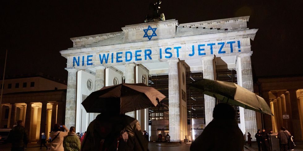 Jahrestag Pogromnacht 9.11.2023 - Brandenburger Tor wird angestrahlt