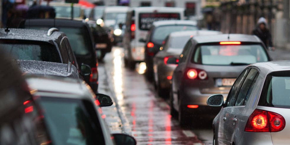 Stadtverkehr im Regen