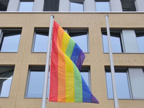 Hissen der Regenbogenfahne vor dem Rathaus 2021 - Die Fahne weht