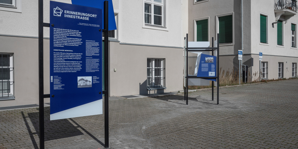 Text-Tafeln vor dem Gebäudes der Ihnestraße 22, die über die Ausstellung informieren.