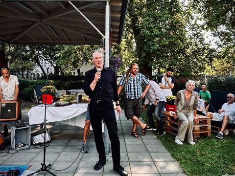 Oliver Nöll, stellvertretender Bezirksbürgermeister und Bezirksstadtrat von Friedrichshain-Kreuzberg gratulierte im Namen des gesamten Bezirksamtes herzlich zum Jubiläum