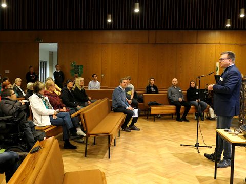 Bezirksstadtrat Thorsten Schatz begrüßt die Gäste des Gebietsforums in der Weihnachtskirche