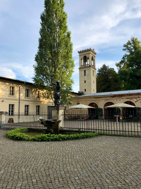 Bildvergrößerung: Vorderansicht des Schloss Glienicke (August 2022)