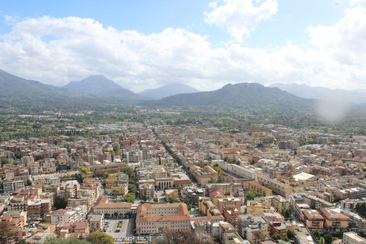 Panoramablick auf die Stadt Cassino, aufgenommen vom Burgfelsen Rocca Janula