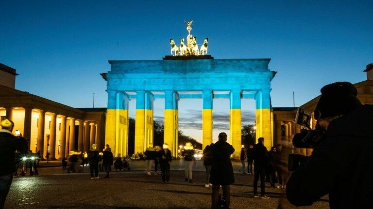 Brandenburger Tor in Farben der Ukraine