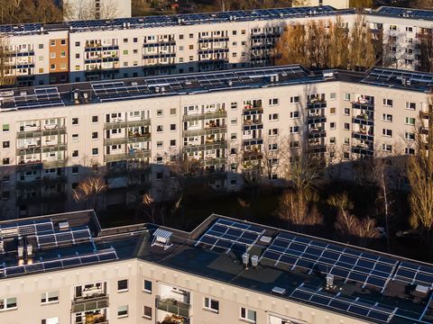 Mehrfamilienhäuser in Kaulsdorf mit Solaranlagen auf dem Dach 