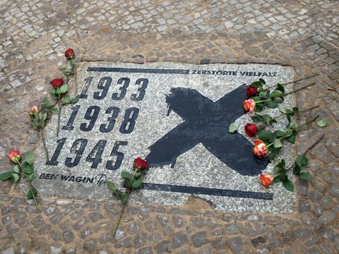 Bildvergrößerung: Gedenktafel - Zerstörte Vielfalt