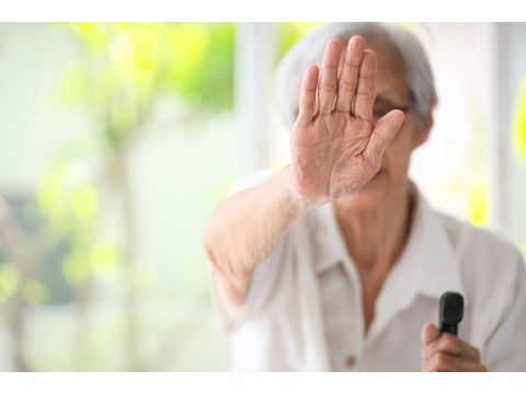Alte Frau hält Hand hoch Stop zur Gewalt in der Pflege