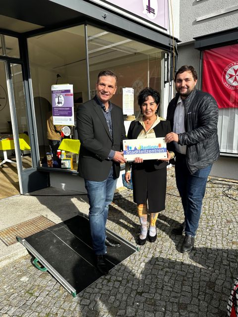 Bildvergrößerung: Freude über das neue Stadtteilzentrum bei Staatssekretär Landero, Bezirksbürgermeisterin Demirbüken-Wegner und Imanuel-Beratung-Geschäftsführer Mende (v.r.). 