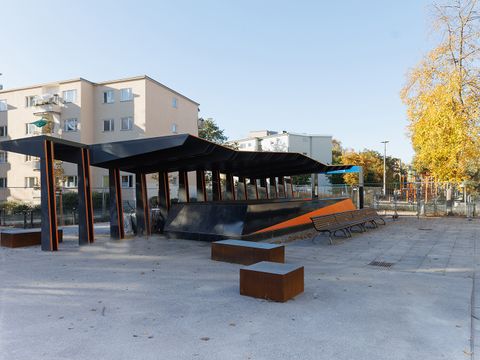 Eröffnung Stadtplatz 2023 mit Sitzquadern aus Cortenstahl