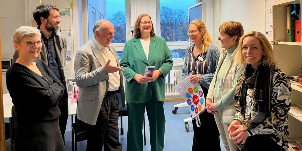 (v.l.n.r.) Frau Müller (Gruppenleitung), Herr Deter (Leitung QPK), Detlef Wagner (Bezirksstadtrat für Jugend und Gesundheit), StS Ellen Haußdörfer, Fr. Dr. Sterzer (Fachbereichsleitung Zentrum für sexuelle Gesundheit), Dr. Roswitha Wischnewski (Amtsärztin), Fr. Jahn-Günther (Referentin der Staatssekretärin). 