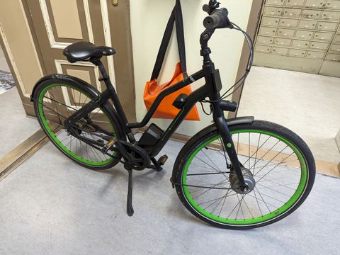Schwarz-grünes E-Bike