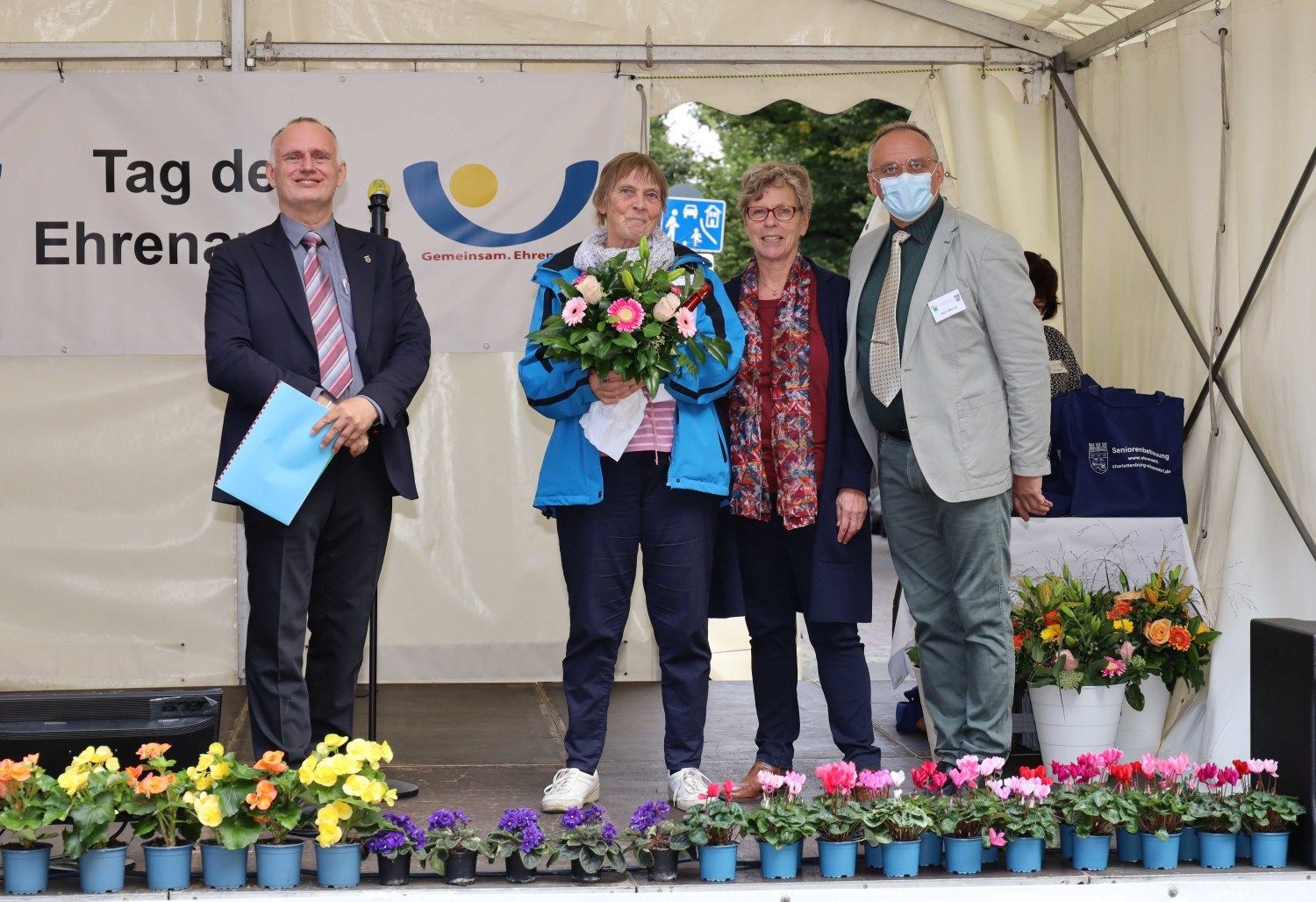 Sozialstadtrat Detlef Wagner, Ursula Lohmann (Mierendorff-Insel), BVV-Vorsteherin Anne Hansen und Uwe Weise vom Team Ehrenamt 