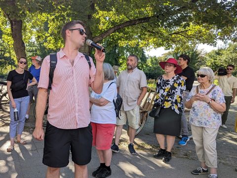 Tycon Cote, Leiter des Tiefbauamts, erklärt die neue Fahrradstrecke