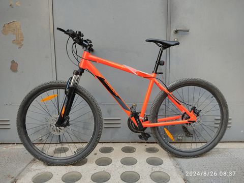 Orangenes Herrenfahrrad