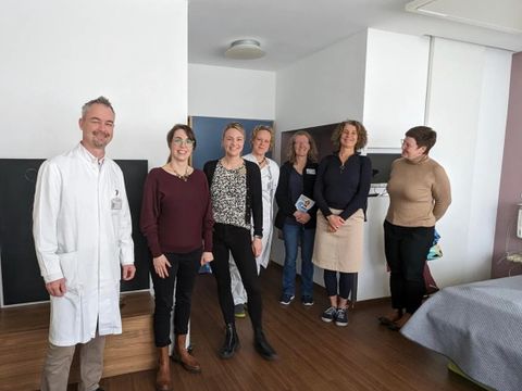 Gruppenbild auf der Geburtsstation des DRK-Krankenhauses in Köpenick