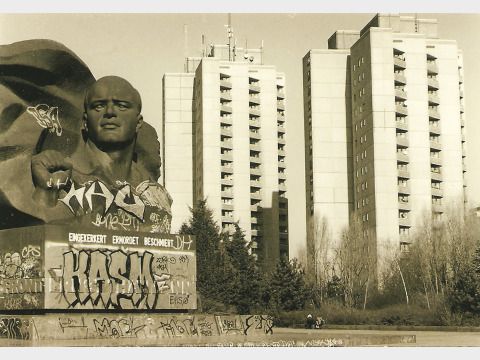 Das Thälmann-Denkmal wird seit den 1990er-Jahren wiederholt mit Graffiti bemalt. 1995 protestierten Anwohner:innen gegen den fortschreitenden Verfall und trugen die Worte „eingekerkert – ermordet – beschmiert“ auf.