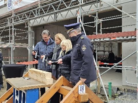 von links: Senator für Stadtentwicklung, Bauen und Wohnen Christian Gaebler, Polizeipräsidentin Dr. Barbara Slowik Meisel, Senatorin für Inneres und Sport Iris Spranger, Landesbranddirektor der Berliner Feuerwehr Dr. Karsten Homrighausen