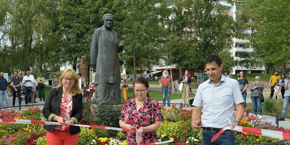 Eröffnung des neu gestalteten Clara-Zetkin-Parks - Juliane Witt, Ülker Radziwill und Andreas Lemmer durchtrennen das Absperrband