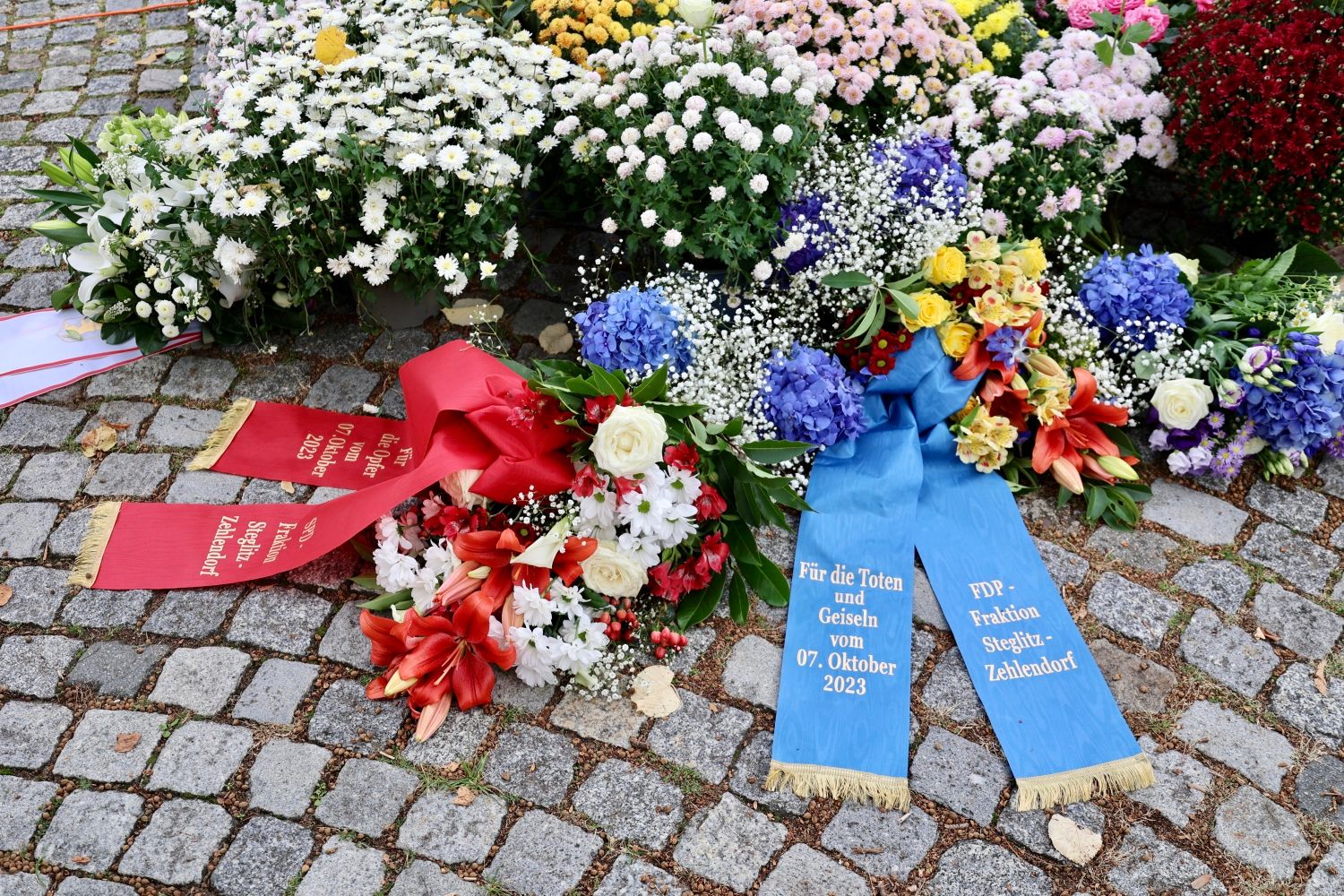 7. Oktober 2024: Auf dem Sderotplatz werden Blumen und Kränze niedergelegt. 