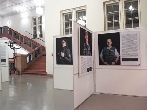 Ausstellung "Der Mensch dahinter" im Rathaus