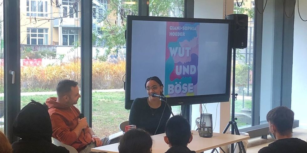 Lesung mit Ciani-Sophia Hoeder in der Stadtbibliothek