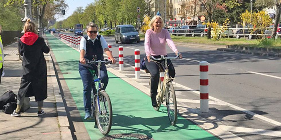 Eröffnung des dritten geschützten Radfahrstreifens an der Hasenheide mit Senatorin Regine Guenther und Bezirksbürgermeisterin Monika Herrmann