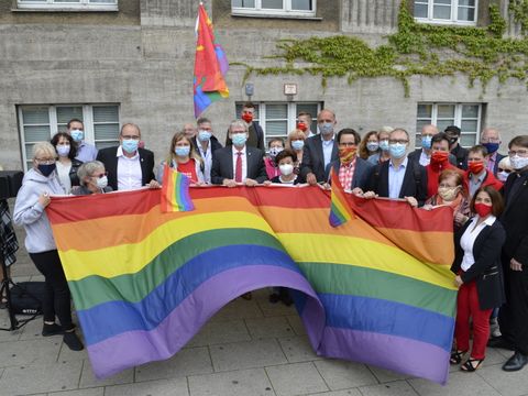 Bildvergrößerung: Teilnehmerinnen und Teilnehmer der offiziellen Hissung der Regenbogenfahne vor dem Rathaus Spandau