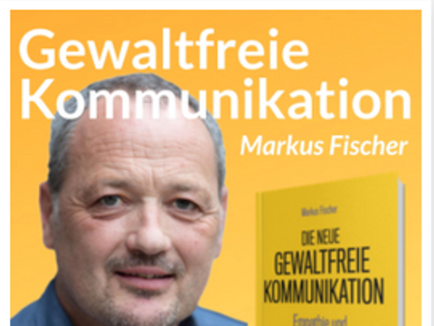 Abbildung Markus Fischer neben einem Buch, weißer Schriftzug Gewaltfreie Kommunikation, gelber Hintergrund