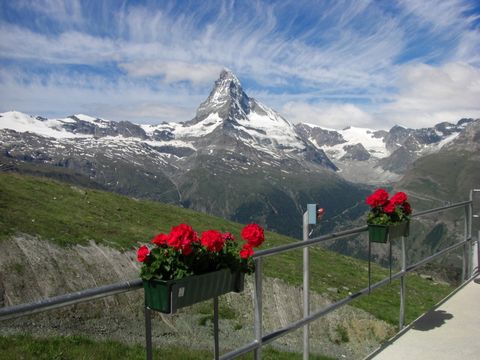 Blick von einer Terrasse auf das Matterhorn 