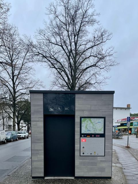 Bildvergrößerung: Öffentliche Toilette, Südwestlicher Vorplatz des U-Bhf. Onkel-Tom-Straße - Außenansicht