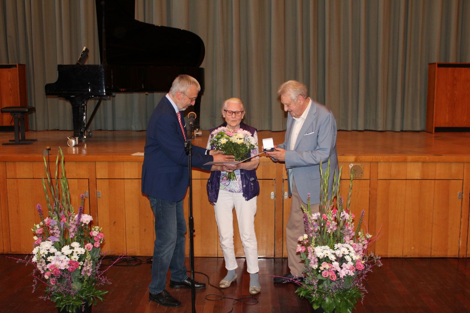 5. Juli 2023 im Bürgersaal des Rathauses Zehlendorf: BVV-Vorsteher René Rögner Francke verleiht den Eheleuten Tarun die Bezirksmedaille