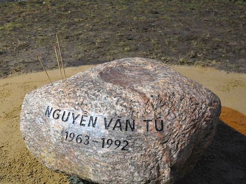Einweihung des Denkzeichen für Nguyễn Văn Tú - Stein mit Namen und Daten