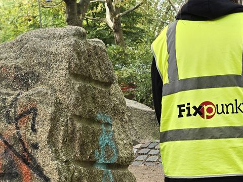 Auch von hinten weist die warngelbe Weste darauf hin, dass im Auftrag des freien Trägers Fixpunkt gGmbH gesammelt wird