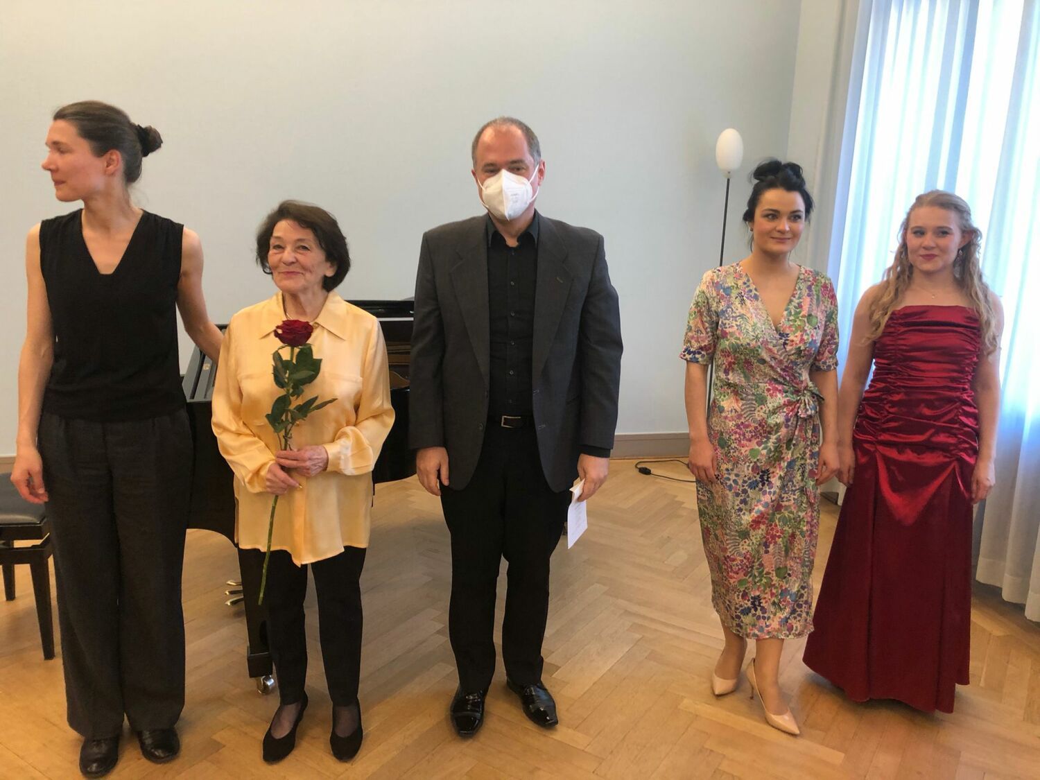 Die Musikerinnen und Musiker: V.l.n.r. Taisia Hadizadeh (Piano), Elzbieta Sternlicht (PIano), Fabio Costa (Piano), Ireene Collino (Mezzosopran), Katharina Holzapfel (Sopran)