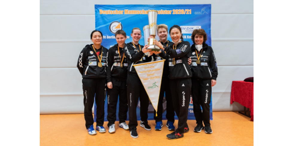 Das Team mit dem Pokal der deutschen Tischtennis-Meisterschaft