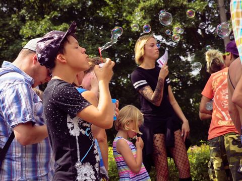 Menschen auf der Space Parade Marzahn-Hellersdorf