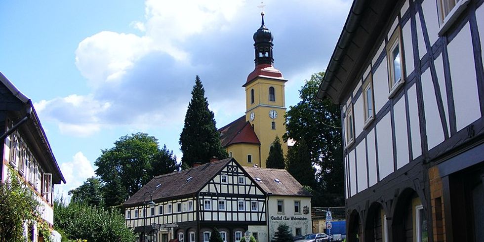 Blick von der Theodor-Haebler-Straße zur Kirche und der Gaststätte Zur Weberstube in Großschönau