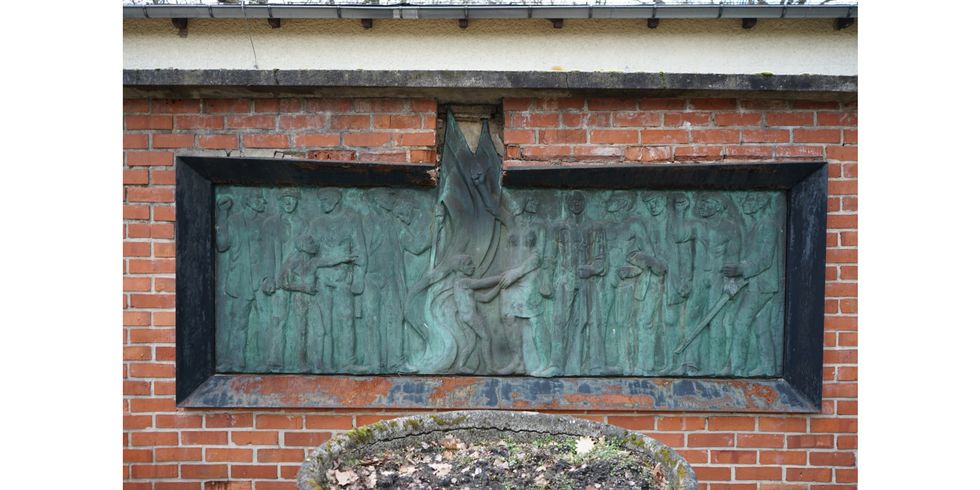 Autor unbekannt, Relief Arbeiterführer Ernst Thälmann-Ehrung, Bronze, 1973 