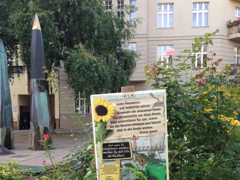 Bildvergrößerung: Kläre-Bloch-Platz mit Informationsschild im Klausener Kiez